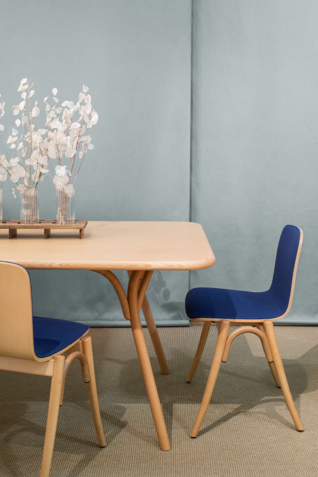 krzesło obite granatową tapicerką