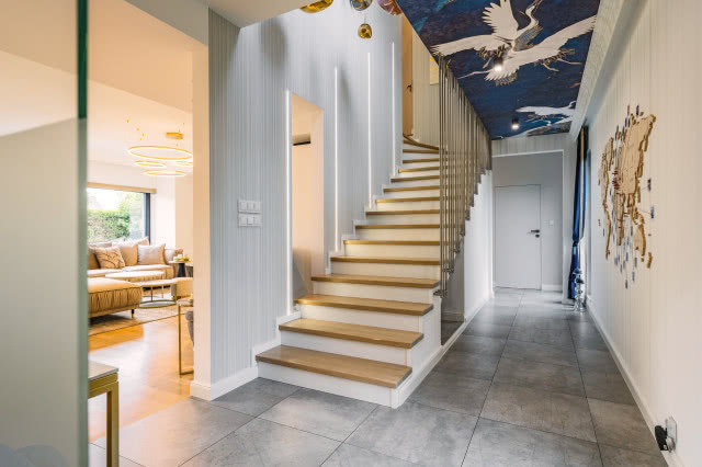 Klatka schodowa z tapetą na suficie