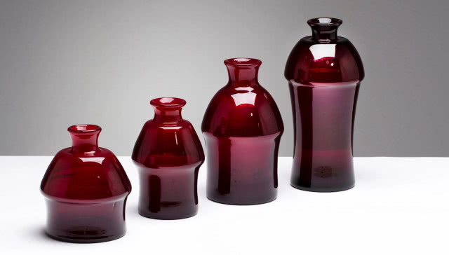 Cztery bordowe wazony, od najmniejszego do największego Zbigniew Horbowy