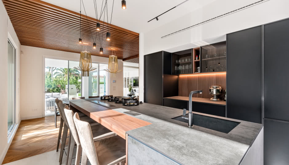 Z jakiego materiału wybrać meble do kuchni?