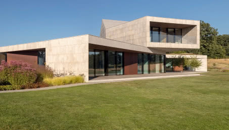 Dom Loop od Mobius Architekci. W harmonii z naturą