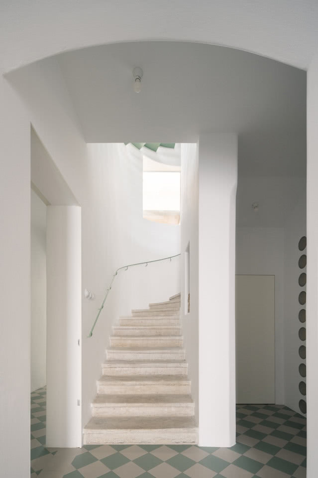 kamienne schody prowadzące na pierwsze piętro