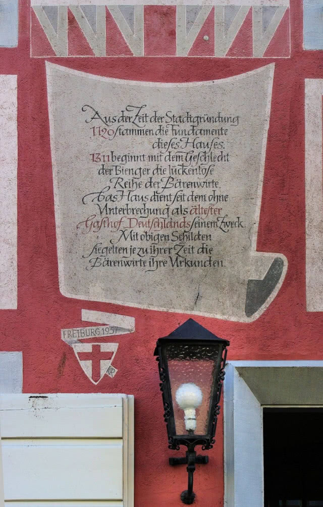 napis na fasadzie kamienicy