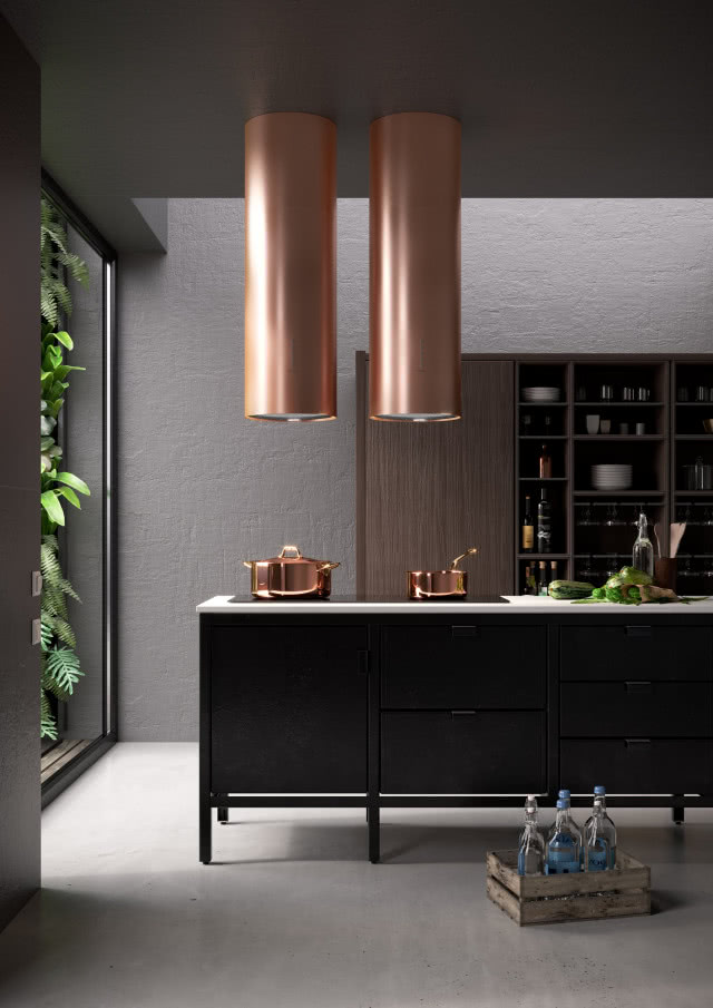 Czarna wyspa kuchenna ze złotym okapem wyspowym