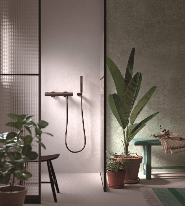 łazienka w mikrocemencie szarym