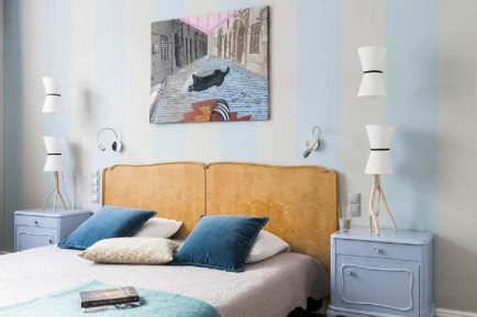 Stylowe meble i nowoczesne lampy - eklektyczna sypialnia