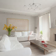 Biała kuchnia w stylu francuskim.