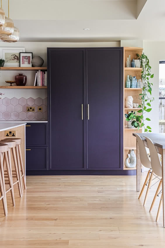 zabudowa kuchenna w kolorze niebieskim