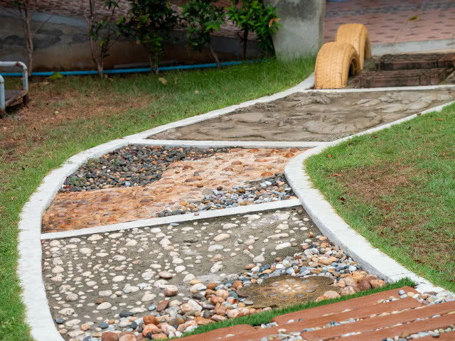 ścieżka sensoryczna w ogrodzie