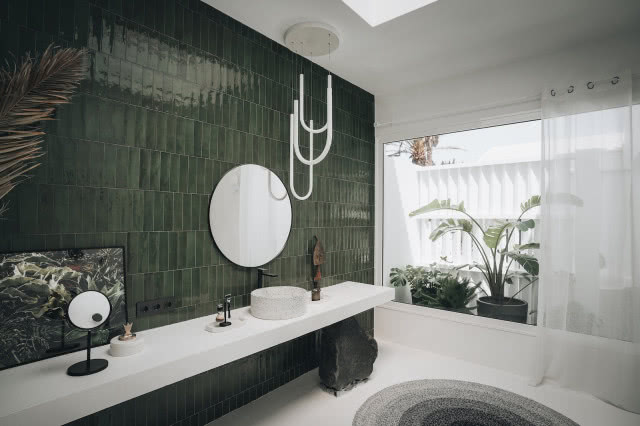 zielona łazienka z oknem