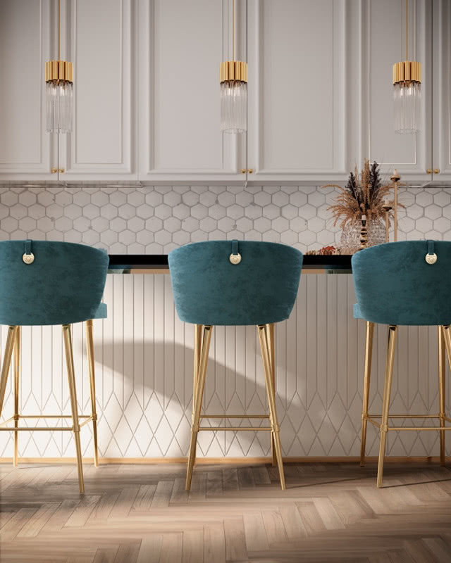 turkusowe hokery odwrócone plecami