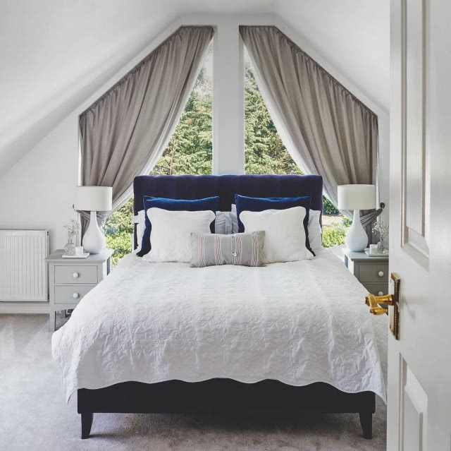 widok od drzwi na łóżko