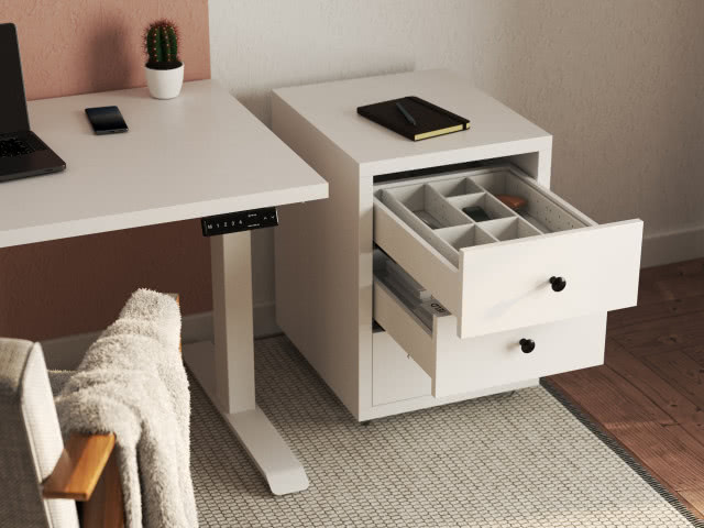 biurko, biała szafka z szufladami, kaktus, krzesło, laptop, telefon, notes, dywan