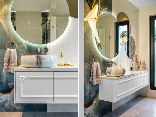 Błękitna łazienka w błękicie i bieli ze złotymi dodatkami