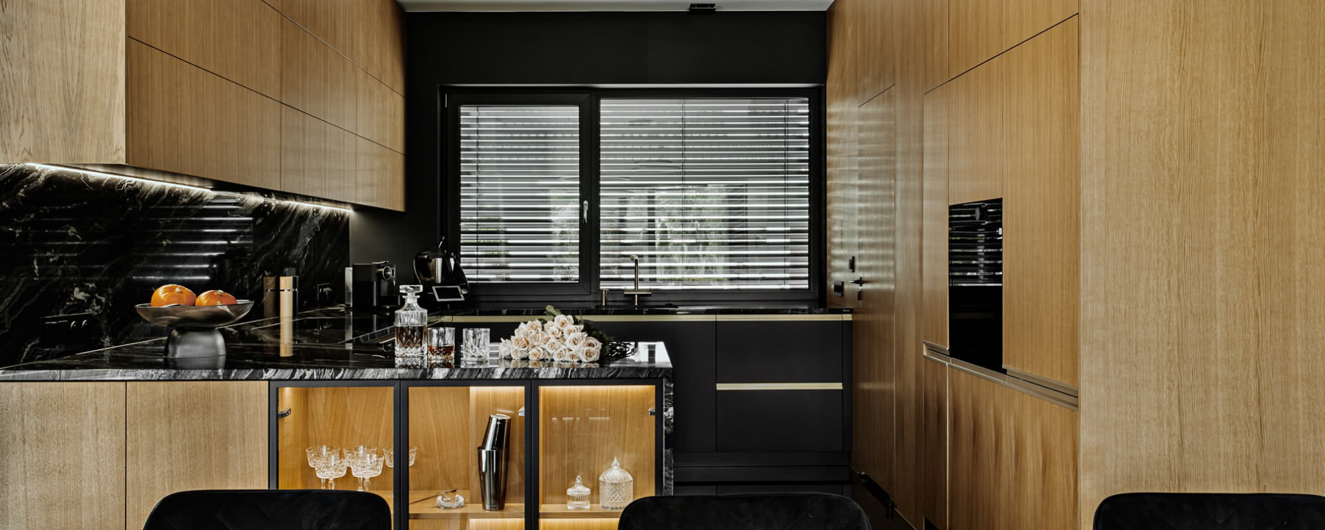 Granit, czerń i drewno. Dom w Katowicach, w którym przeciwieństwa tworzą harmonię