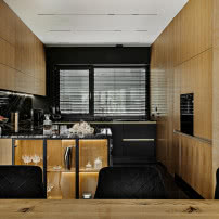 Granit, czerń i drewno. Dom w Katowicach, w którym przeciwieństwa tworzą harmonię