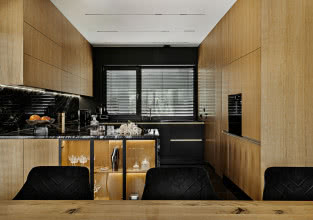 Granit, czerń i drewno. Dom w Katowicach, w którym przeciwieństwa tworzą harmonię