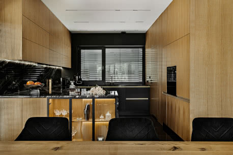 Granit, czerń i drewno. Dom w Katowicach, w którym przeciwieństwa tworzą harmonię