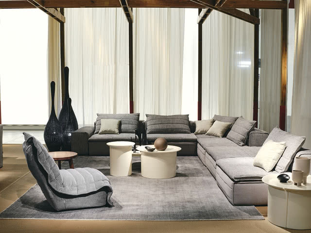 szary salon z fotelem pokrytym niby materacem