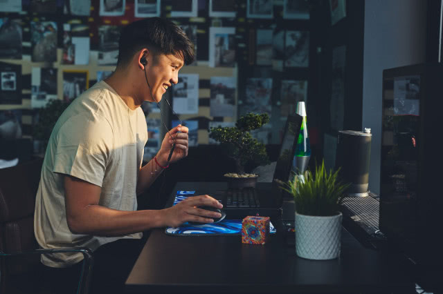 chłopak w słuchawkach przed komputerem