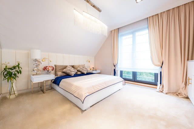 Luksusowa sypialnia w beżu i błękicie