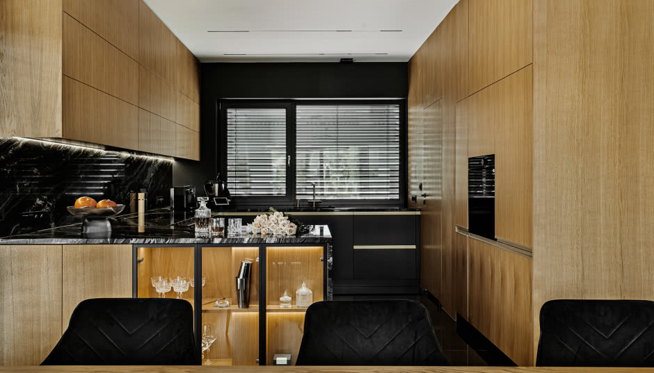 Granit, czerń i drewno. Dom w Katowicach, w którym przeciwieństwa tworzą harmonię