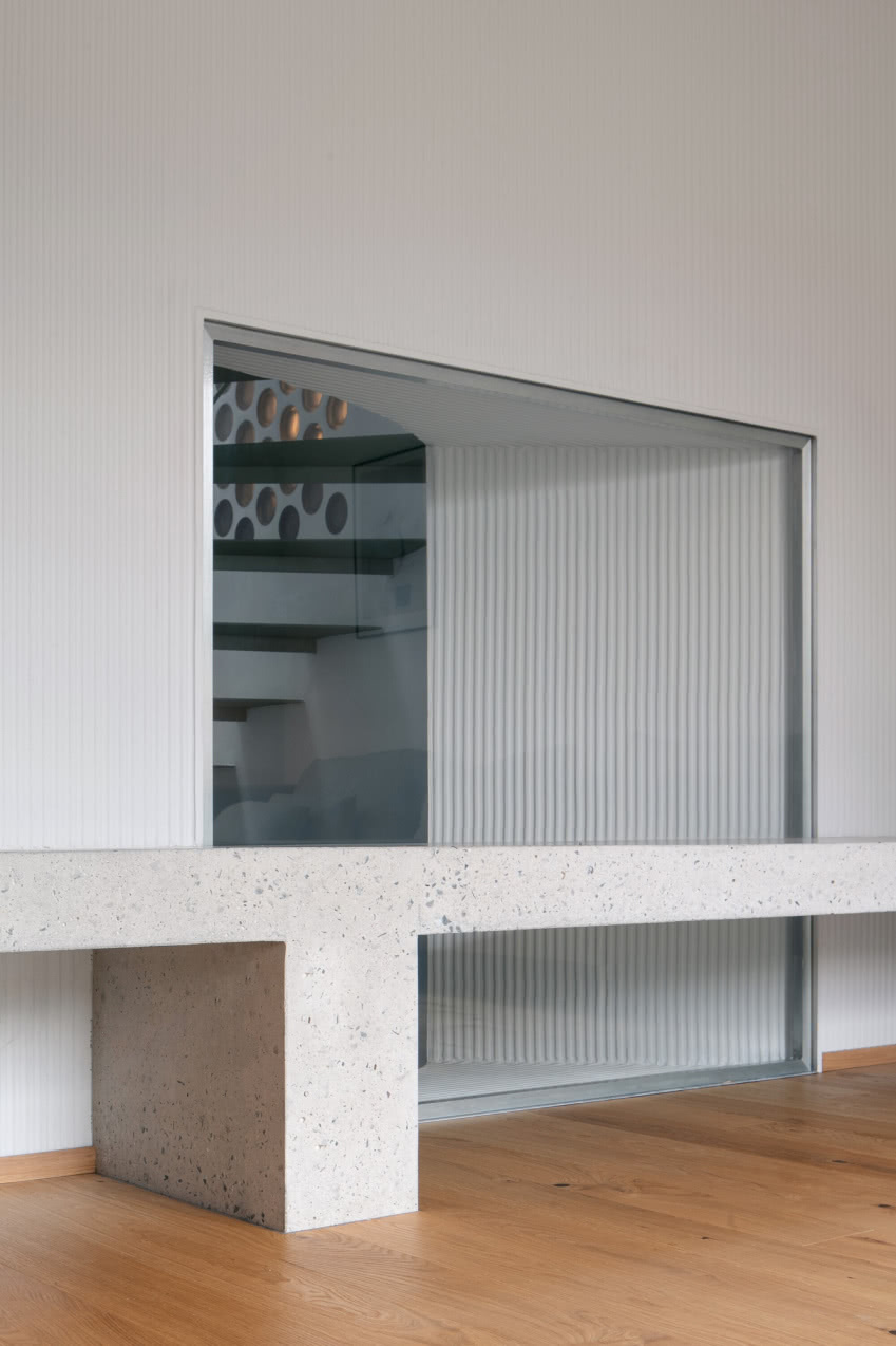 Okno wewnętrzne od strony salonu.