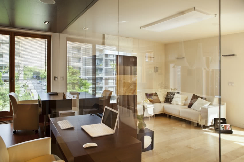 Gabinet w szklanym boksie