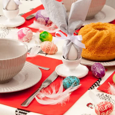 Stół na Wielkanoc - kolorowy i wesoły
