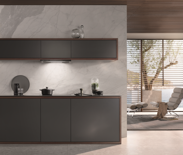 Czarna kuchnia z niskimi szafkami górnymi