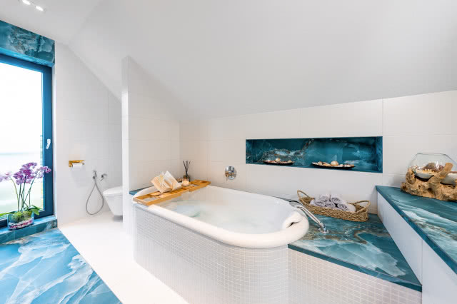 Biała łazienka z niebieskimi detalami