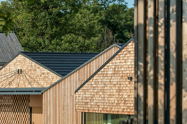 Fasada z drewna z różną fakturą