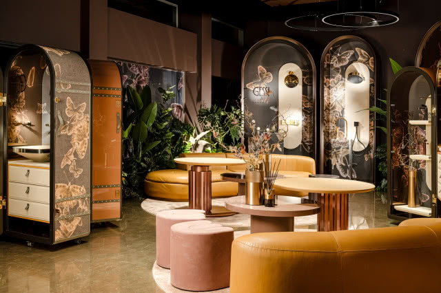 pawilon z żółtymi meblami