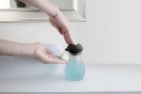 Dozownik Bubble
spieniający mydło,
szkło i silikon,
poj. 325 ml (zalecane
10% mydła i 90% wody),
Umbra, CZERWONA
MASZYNA