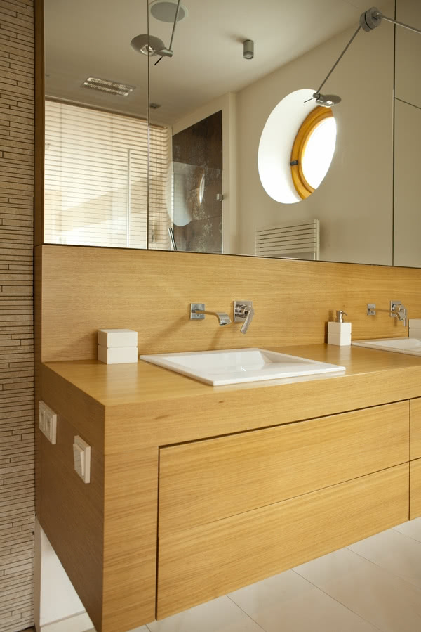 Nowoczesna łazienka z bulajem