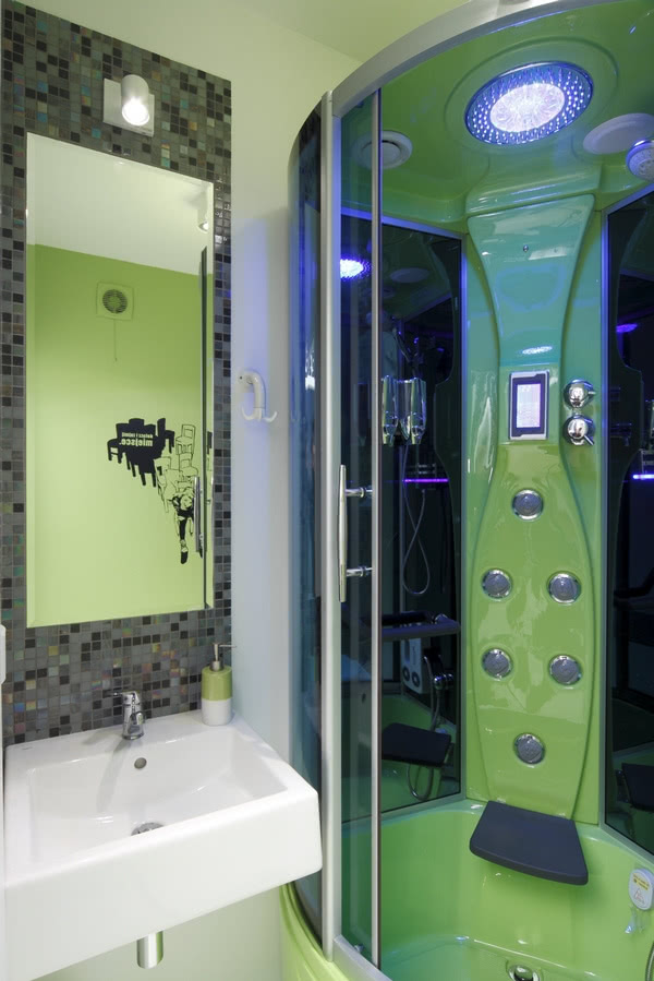 Biało-zielona łazienka.