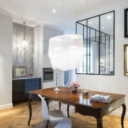 Oryginalna lampa nad stołem w jadalni to...