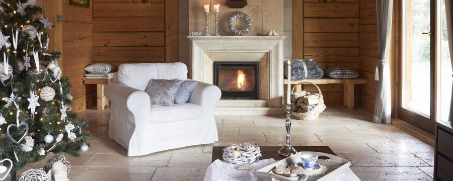 Drewniany dom i wnętrze w świerkowych ścianach