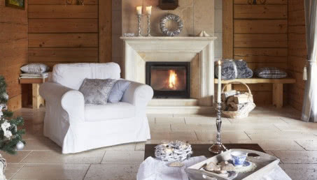 Drewniany dom i wnętrze w świerkowych ścianach