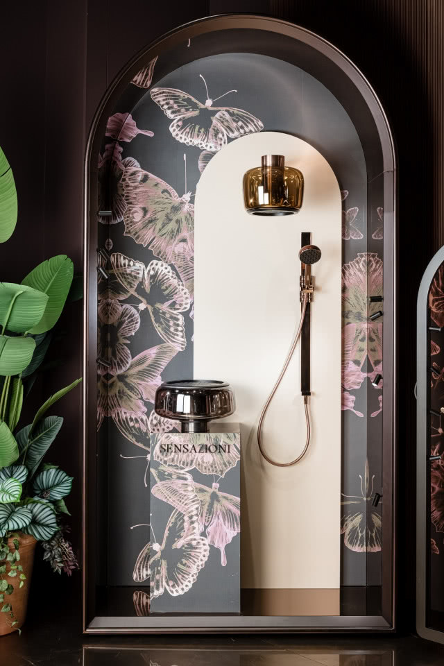 armatura w półokrągłych ramach na tle grafiki z motylami