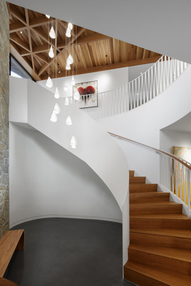 Kaskadowe schody biegnące przez trzy poziomy.