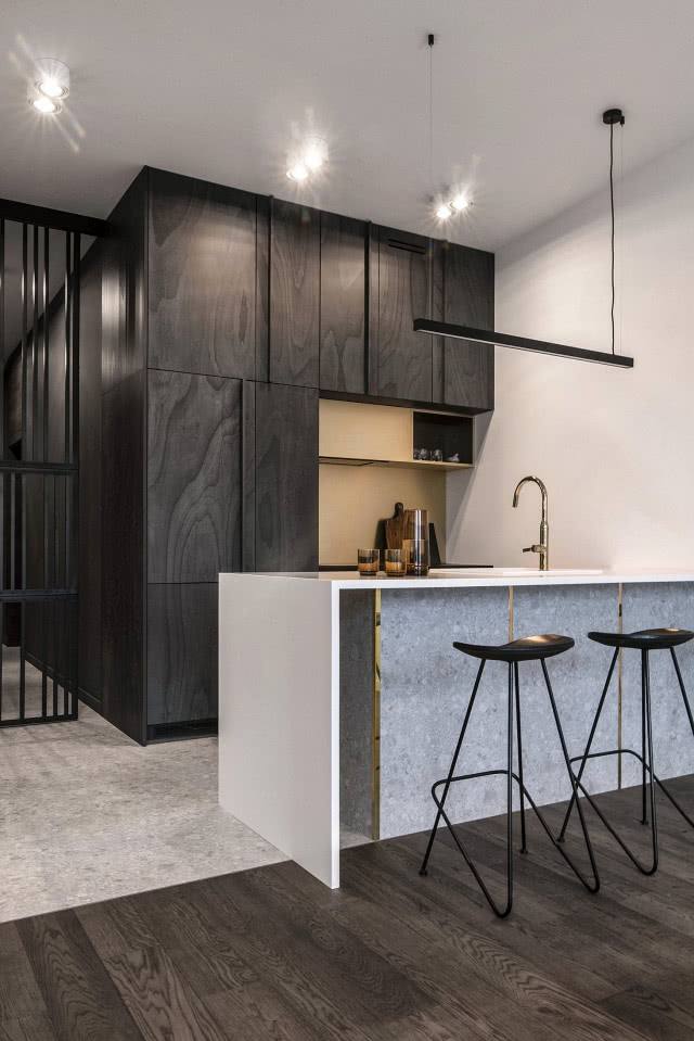 Minimalistyczna kuchnia w ciemnych kolorach