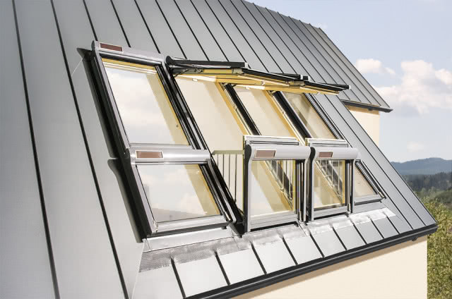 okna z zewnątrz, tworzące balkon