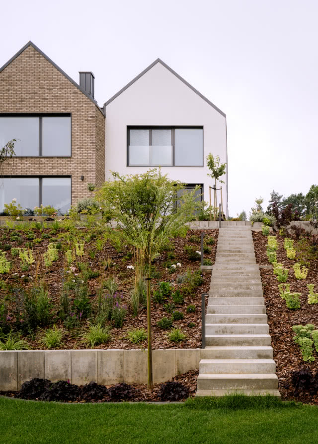 Nowoczesna stodoła na skarpie