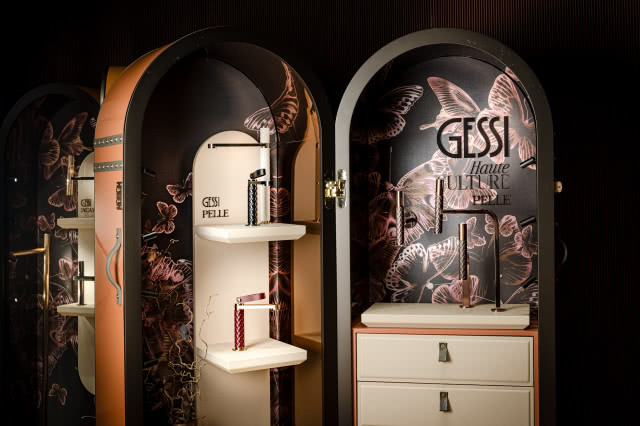 armatura i umywalka w półokrągłych ramach na tle grafiki z motylami