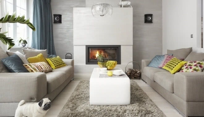 Białe wnętrze z kolorowymi akcentami