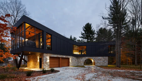 Czarny dom w kształcie litery Y! Dominuje w nim kamień i drewno