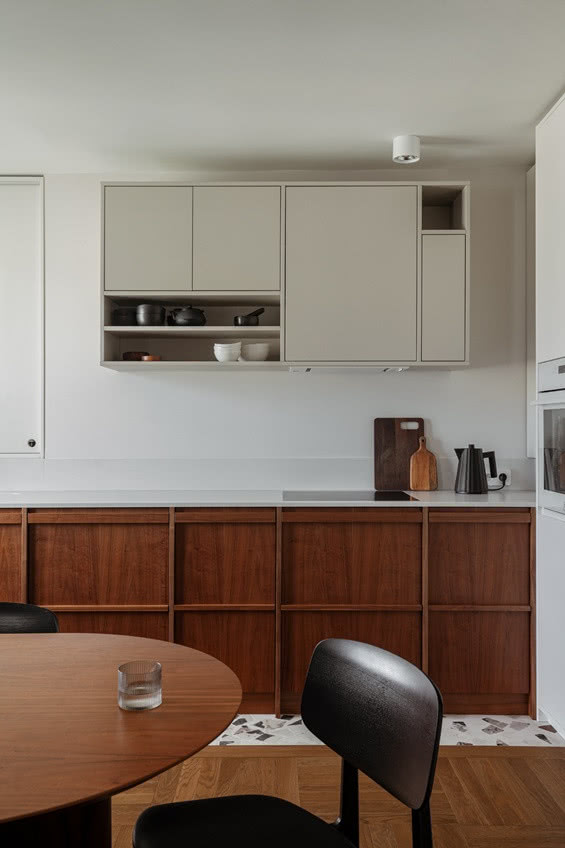 ciemne drewniane fronty