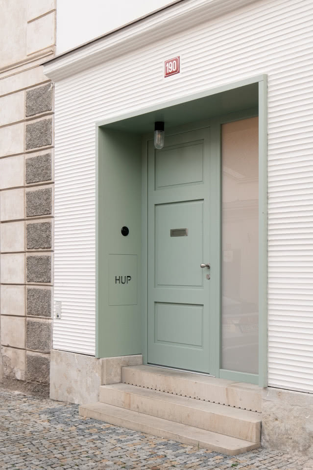 miętowe drzwi do domu