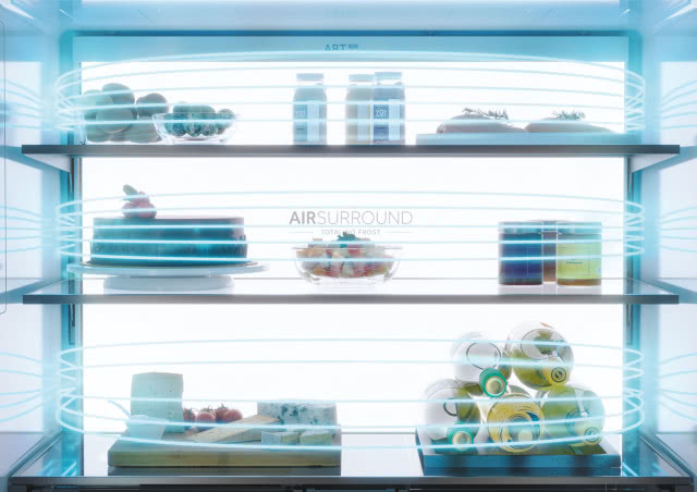 system poziomego przepływu powietrza Air Surround Cooling, wino, sery na desce do krojenia, ciasto, soki, owoce